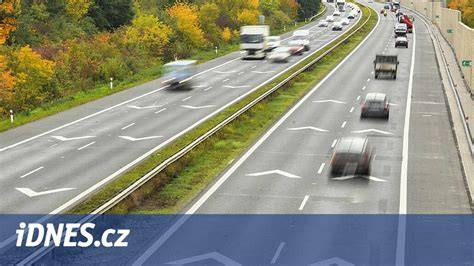 Infografika s klíčovými pravidly - větrání, odstup od hořlavých předmětů, správný knot, volba vosků a bezvětrné prostory