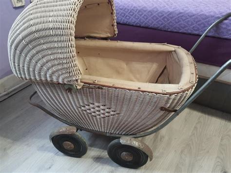 renovovaný proutěný retro kočárek s velkými koly
