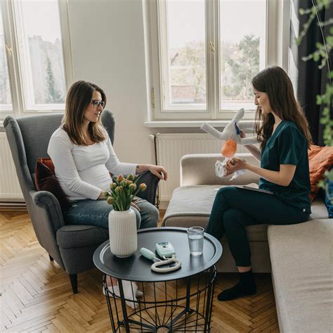 ilustrace páru na konzultaci s porodní asistentkou