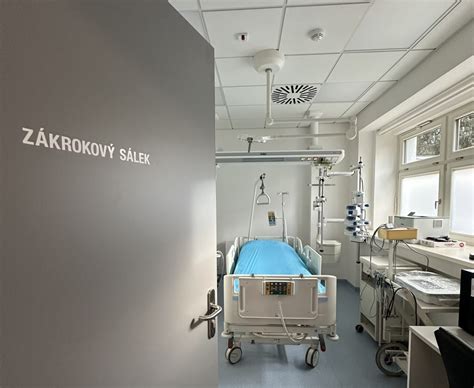 Interiér moderní nemocnice s pečlivým personálem