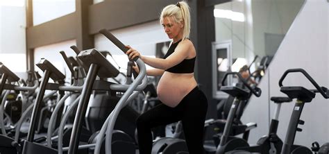 prsa těhotné ženy s viditelnými žilkami