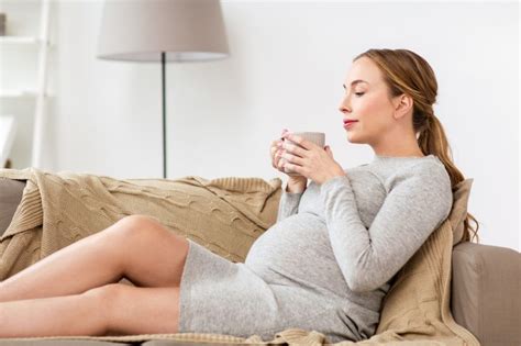 infografika s doporučeným denním příjmem tekutin pro těhotné a kojící ženy