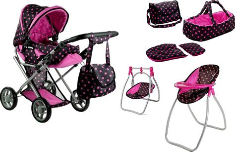 ilustrační foto dívky s kočárkem pro panenku