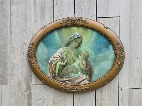Ukázka různých designů pamětních tabulek - dřevo, tisk, akryl