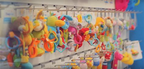 barevné hračky pro miminka ve věku 4-6 měsíců