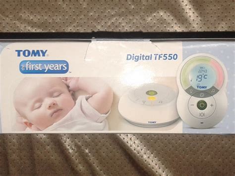 Tomy TF550 - ilustrační fotografie chůvičky na nočním stolku