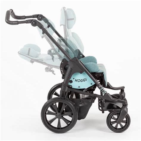 Detailní pohled na polohování zádové opěrky a nožní opěrky kočárku