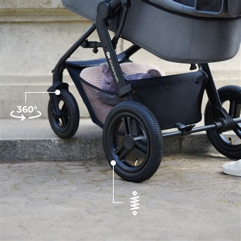 Detailní záběr na polyuretanová kola kočárku s odpružením