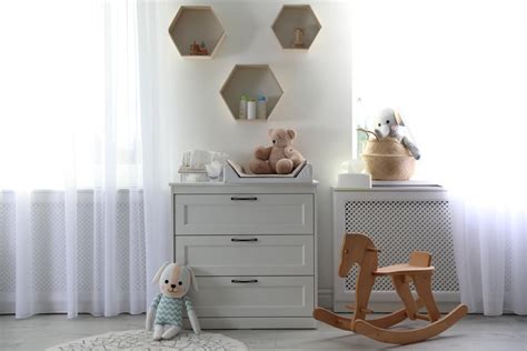 Ilustrace různých typů přebalovacích pultů na komodu v různých barvách a stylech