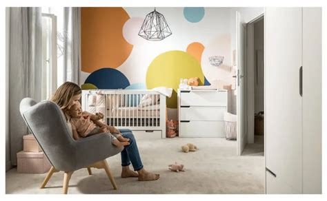 Fotografie moderního dětského pokoje s komodou a přebalovacím pultem