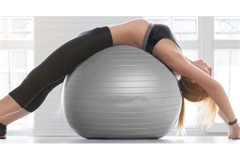 koláž různých pomůcek pro cvičení na nestabilní ploše: bosu, overball, velký míč