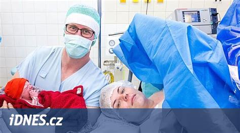 Ilustrace operačního pole během císařského řezu