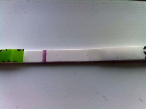 Ilustrace těhotenského testu se slabou druhou čárkou