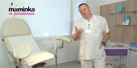 žena provádějící jemnou masáž břicha, naznačující proces zavinování dělohy