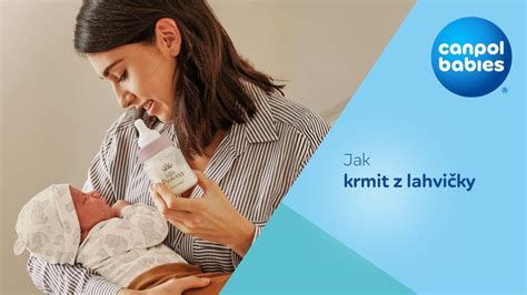 Ilustrace správné polohy lahvičky při krmení miminka, minimalizující polykání vzduchu.