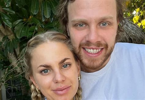 rodiče s těhotenským bříškem v přírodě