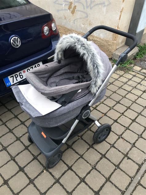 Kočárek s novorozencem v zimním prostředí