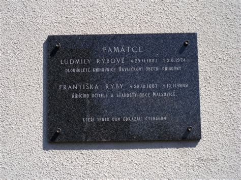 pamětní deska připomínající tábor