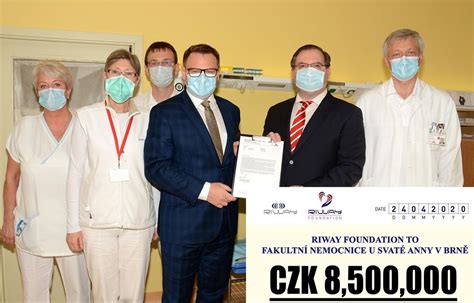 Fotografie z předání daru společnosti Riway v Nemocnici u svaté Anny v Brně