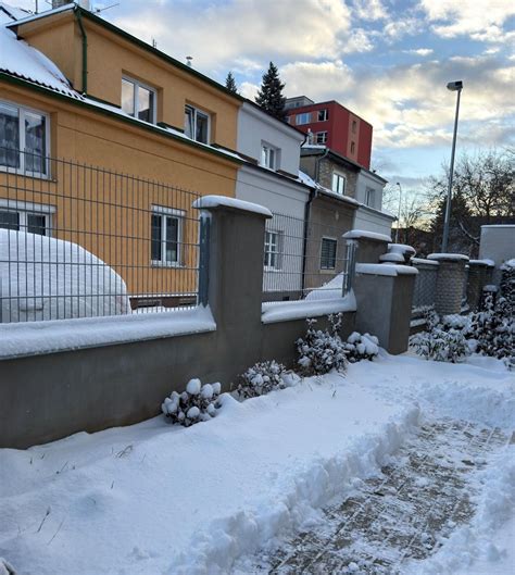 Fotografie hotového rýžového nákypu s čepicí sněhové peřiny