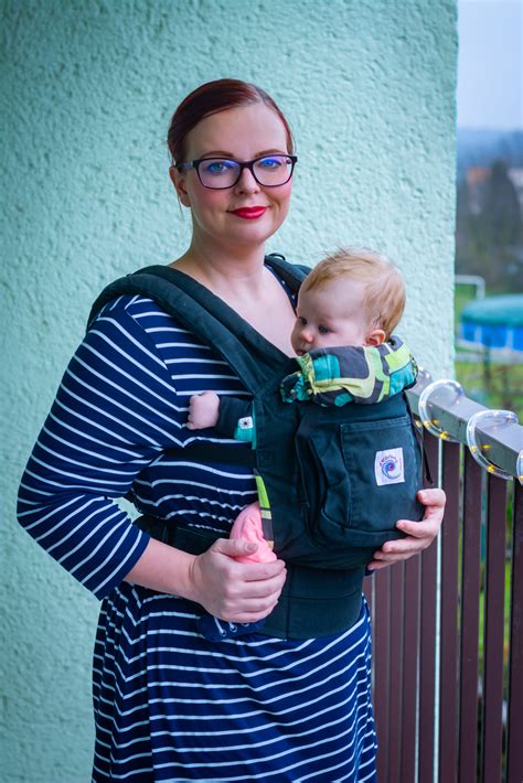Srovnání ergonomického nosítka a nosítka typu