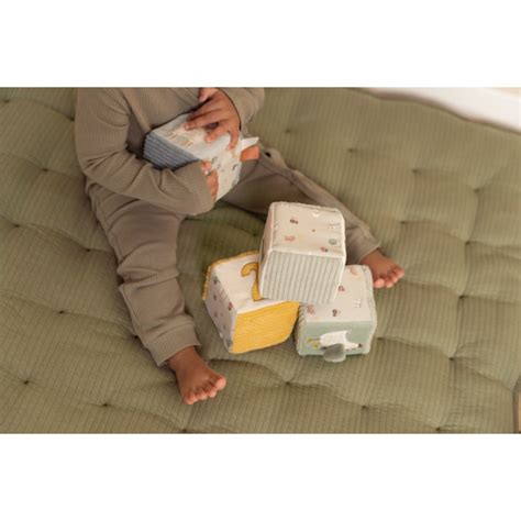 ilustrace plyšové senzorické knížky nebo kostky z kolekce MEDVÍDCI s různými texturami a stuhami