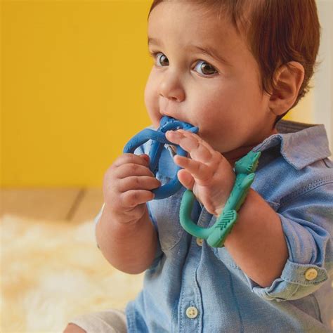 detailní záběr na zrcátko a kousátko na senzorické knížce