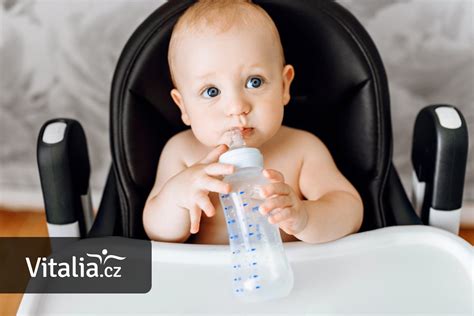 Fotografie různých dětských produktů (lahve, dudlíky, odsávačka) připravených ke sterilizaci