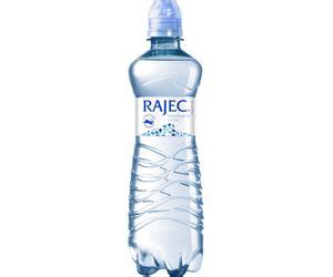 Láhev ochucené vody Rajec Bylinka s obrázkem bylinek