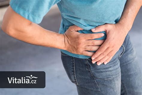 ilustrace ženy s otékajícími nohami a pociťující bolest v oblasti žeber