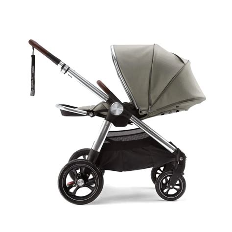 Designový detail kočárku Mamas & Papas Ocarro v barvě sage green s kovovou konstrukcí