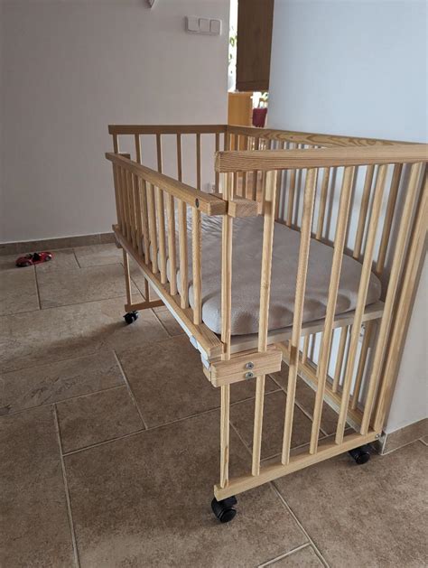 dětská postýlka na kolečkách