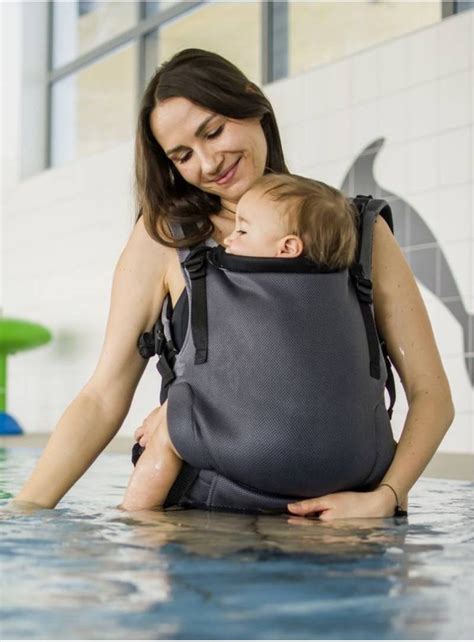 Schéma zobrazující správné nastavení nosítka Kinder Hop Mesh Airy Water pro menší a větší děti.