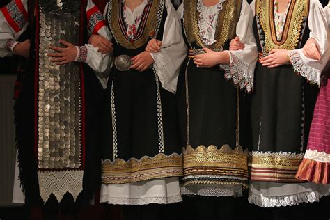 koláž různých typů těhotenského oblečení