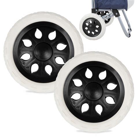 detailní pohled na celogumová kolečka a odpružení kočárku Royal2