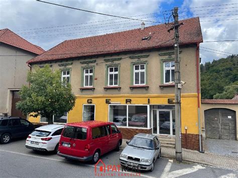 přední fasáda obchodu BABY DRÁČEK s výlohami a bezbariérovým vstupem