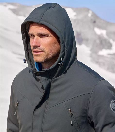 Ukázka různých typů těhotenských bund: parka, kabát, softshellová bunda