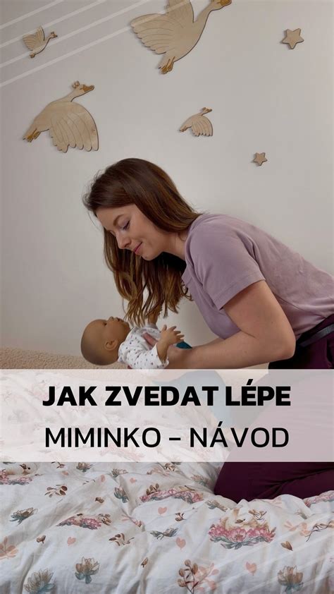 obrázek staršího sourozence, jak drží miminko v náručí