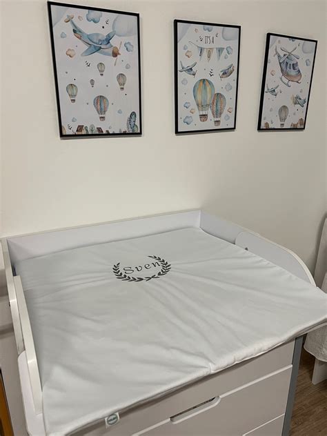 Detailní pohled na savou strukturu přebalovací podložky.