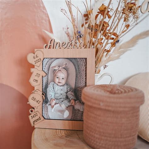 Ukázka dřevěné kostky s údaji o narození
