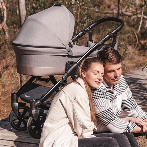 Detailní záběr kol kočárku Noordi Sole s gelovou výplní