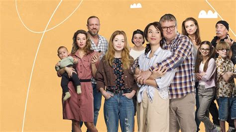 Rodina objímající nastávající maminku, všichni se usmívají