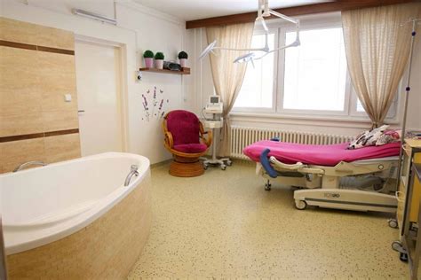 fotografie porodního sálu s porodní vanou