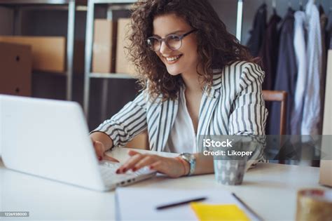 ilustrační fotografie matky s dítětem pracující na notebooku