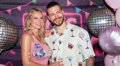 Žena se zvětšeným těhotenským bříškem