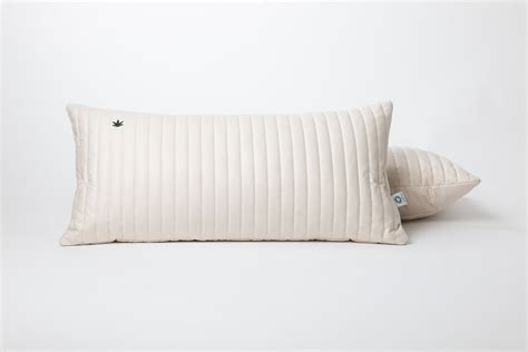 Schéma zobrazující ergonomické přizpůsobení polštáře typu V tvaru těla