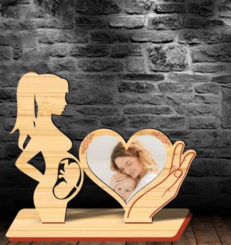 ilustrace matky s miminkem, které je krmeno z láhve i prsu