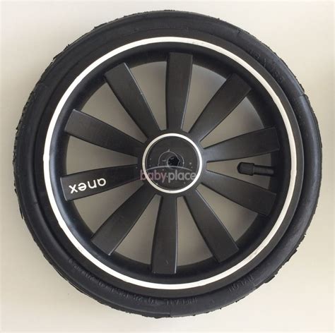 Detailní pohled na gelová kola kočárku Lonex Sport