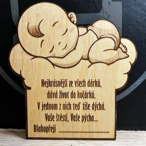 Obrázek ukazující dekoraci s jménem miminka a visícími údaji (jménem, datem, časem, délkou a váhou)