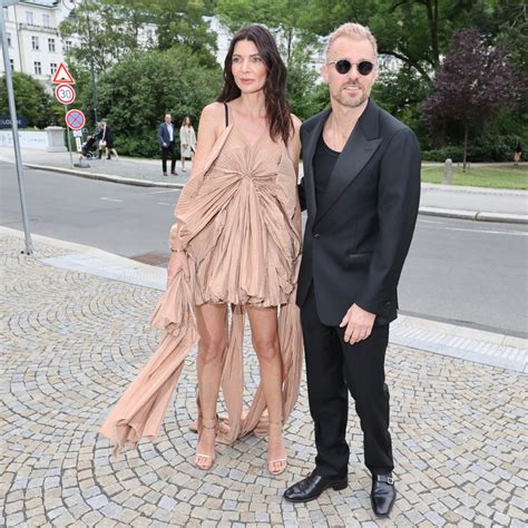 Monika a Leoš Marešovi na procházce v přírodě